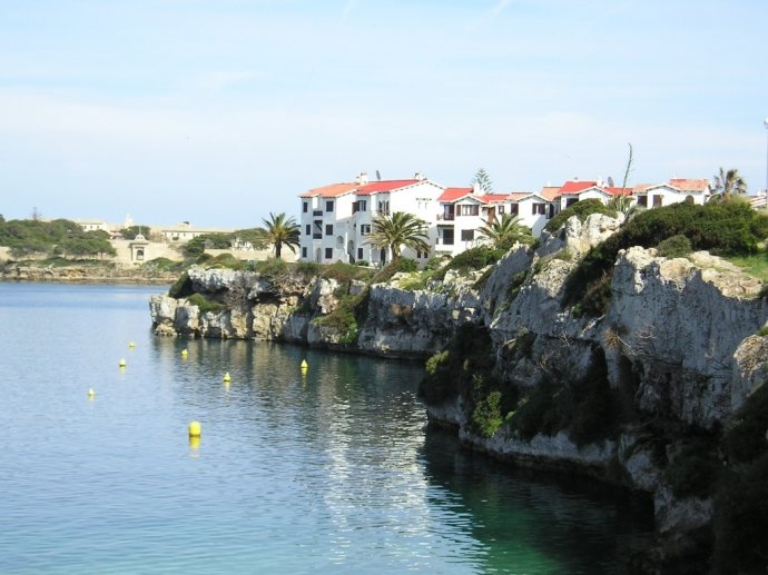 Beautiful apartment set in lovely gardens which have stunning views.